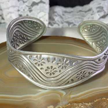 VINTAGE SLIVER TONE FLOWER CUFF BRACELET - image 1