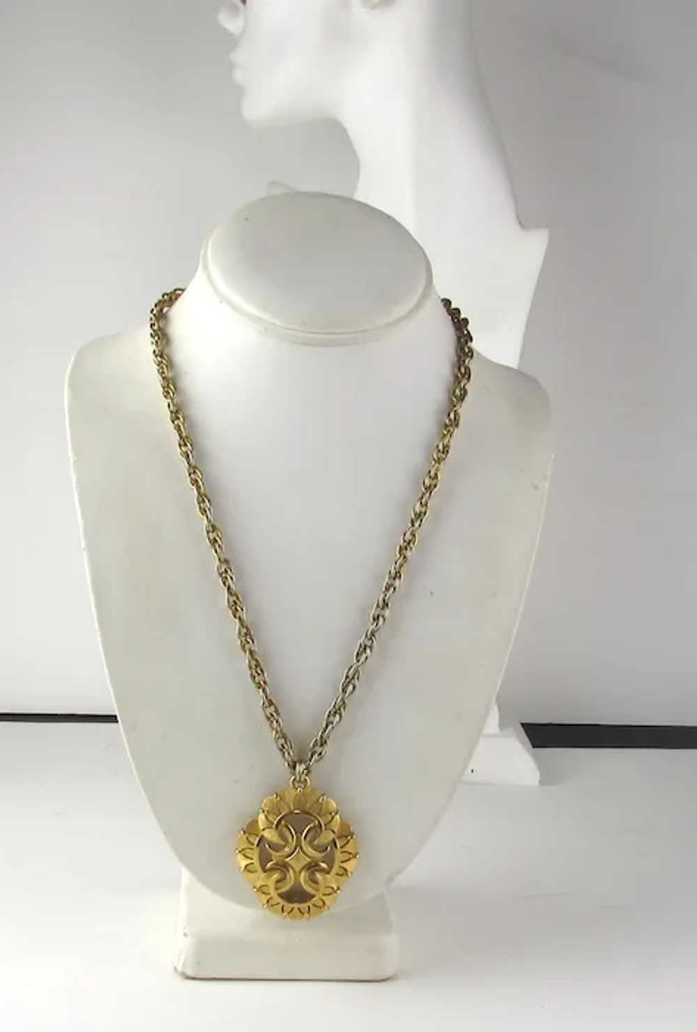 Crown Trifari  Mid-Century Gold Tone Necklace Wit… - image 4