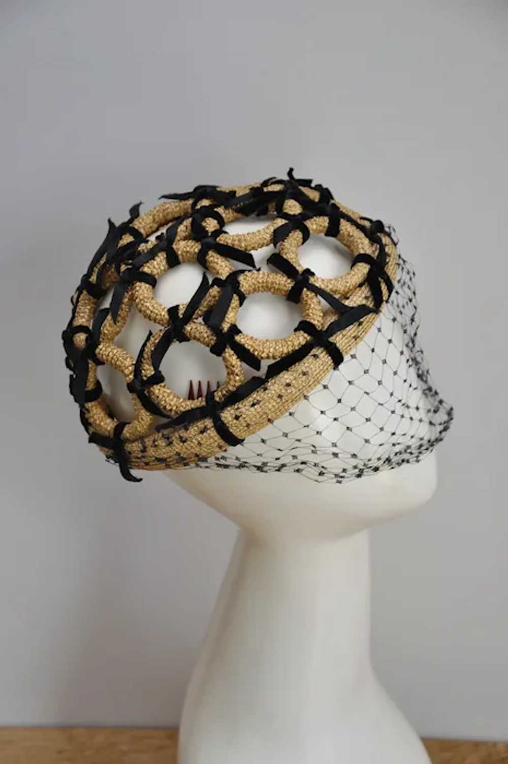 1940s Brown Straw Circles Hat w/ Black Velvet Tie… - image 3