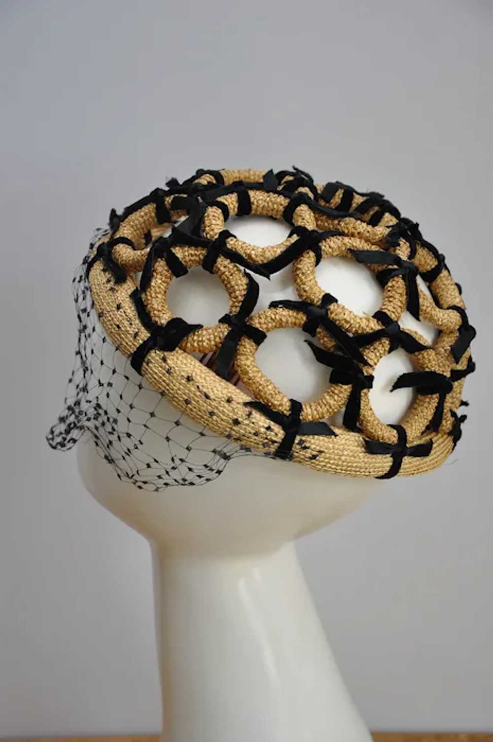 1940s Brown Straw Circles Hat w/ Black Velvet Tie… - image 4