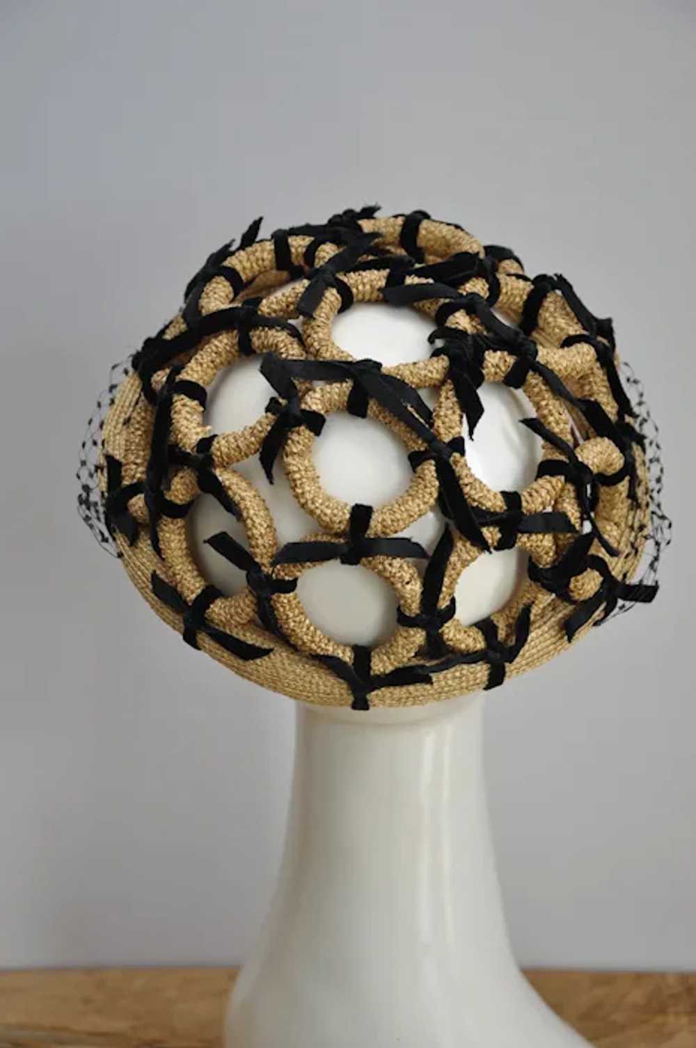 1940s Brown Straw Circles Hat w/ Black Velvet Tie… - image 5