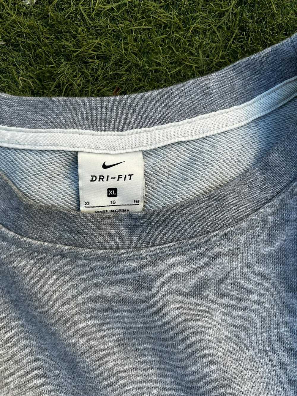 Nike Nike “ Standard Issue “ Crewneck grey - image 4