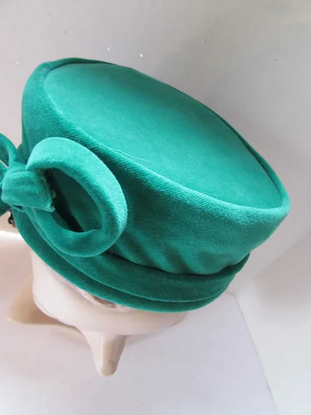 SALE Emerald Green Velvet Pill Box Hat by Lyla De… - image 7