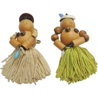 Vintage Wooden Bead Hawaiian Hula Girls Pin- Brooc