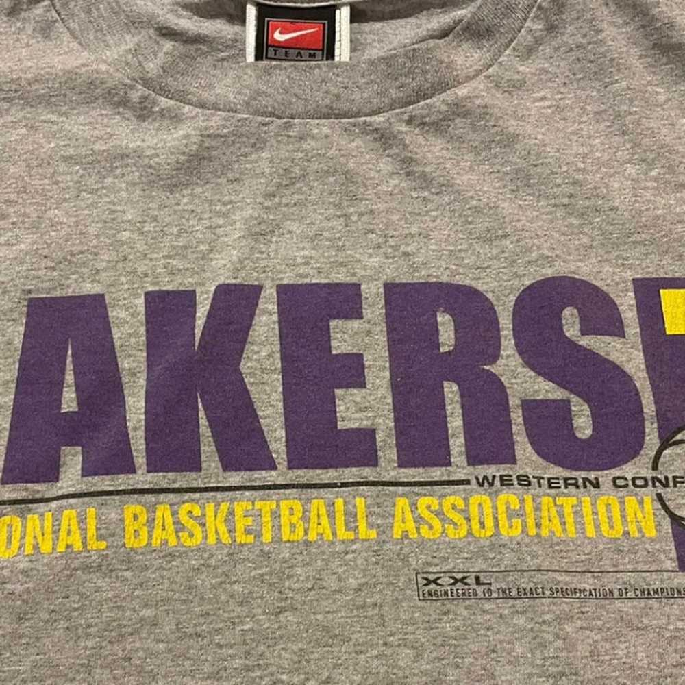 Vintage Nike Los Angeles Lakers T-Shirt Grey Size… - image 2