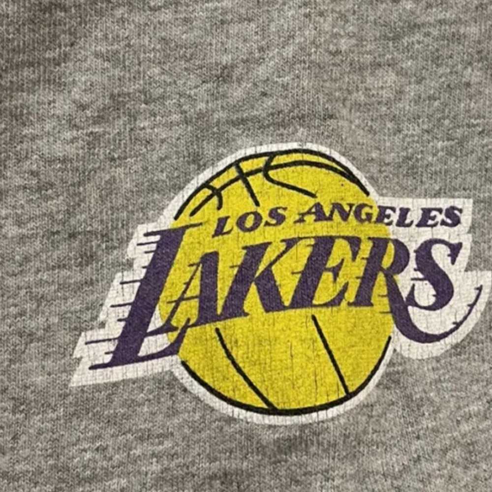 Vintage Nike Los Angeles Lakers T-Shirt Grey Size… - image 6