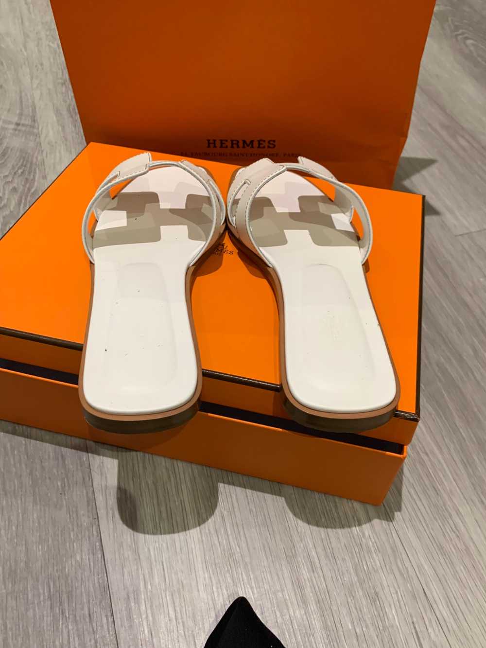 Hermes White Box Calfskin Oran Sandals - image 4