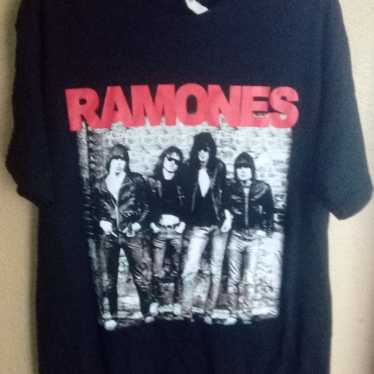 Ramones Size L T-shirt - image 1