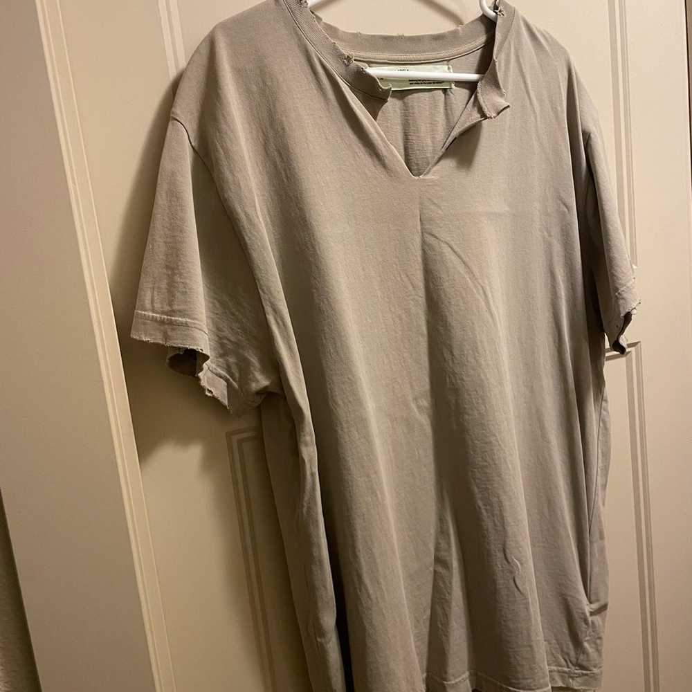 Off-White Split V-Neck Shirt - image 5