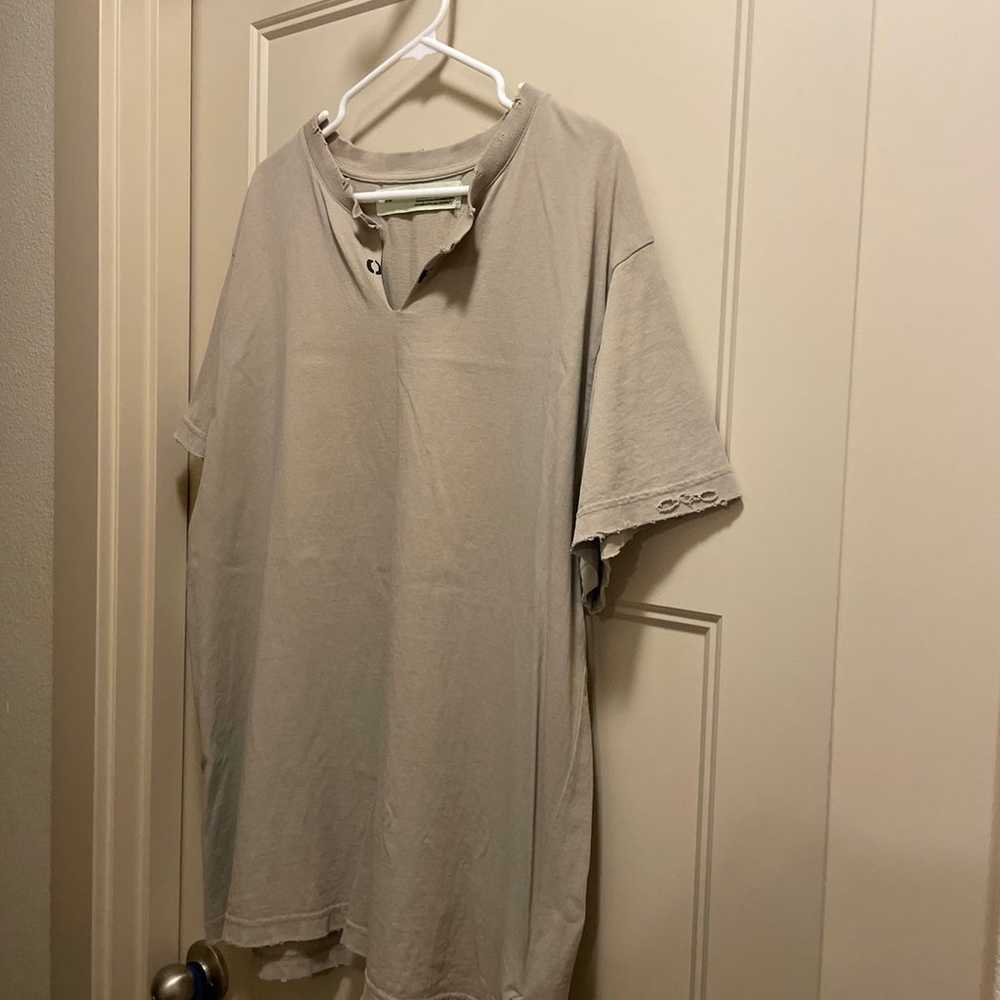 Off-White Split V-Neck Shirt - image 7