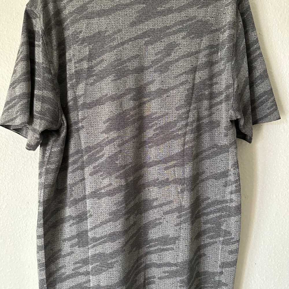 Lululemon Men's Vent Breathable Short Sleeve Shir… - image 2