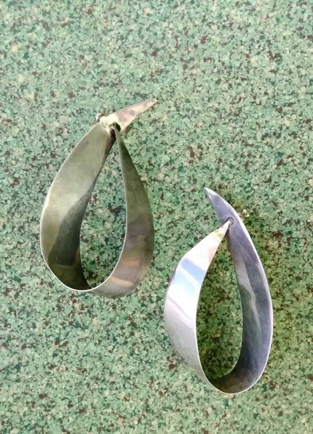 1980s Silver Infinity Hoop Earrings Pierced - image 2
