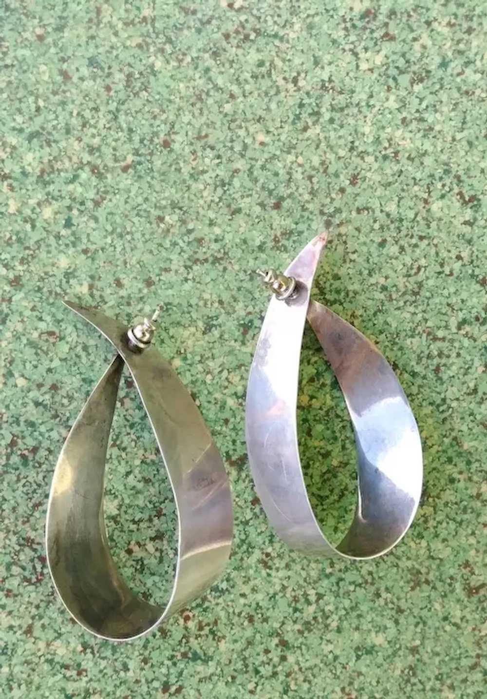 1980s Silver Infinity Hoop Earrings Pierced - image 9