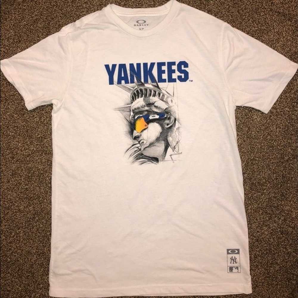 Mens New York Yankees Oakley shirt, size small - image 1