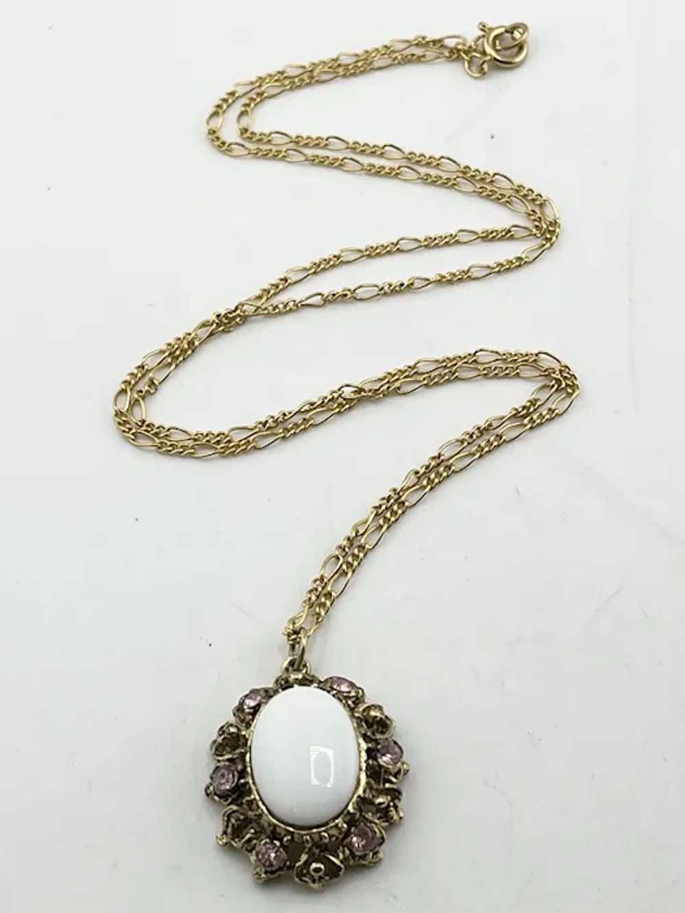 Vintage white milk glass pendant necklace - image 3