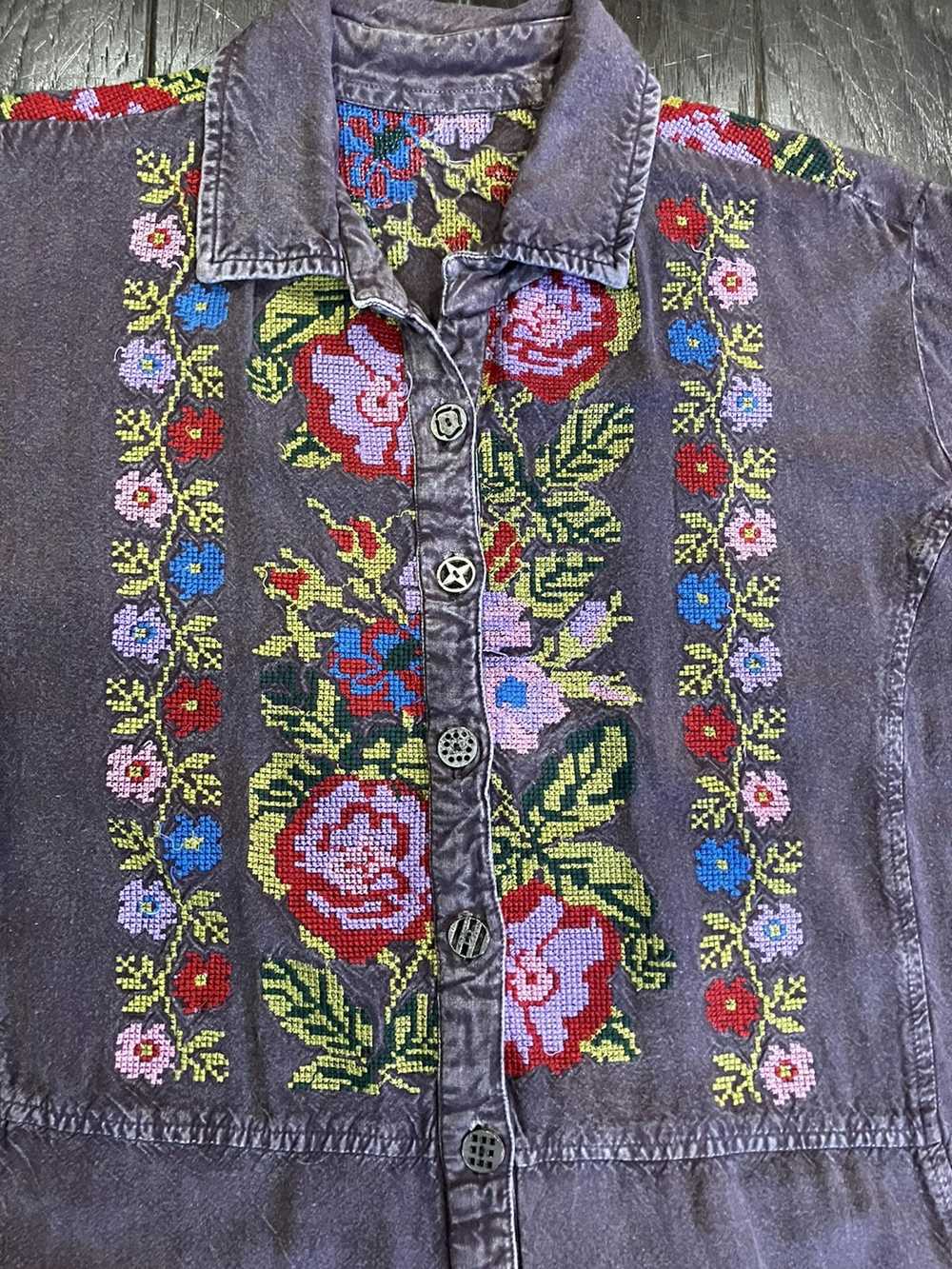 Streetwear × Vintage Cross stitched, flowers shirt - image 4