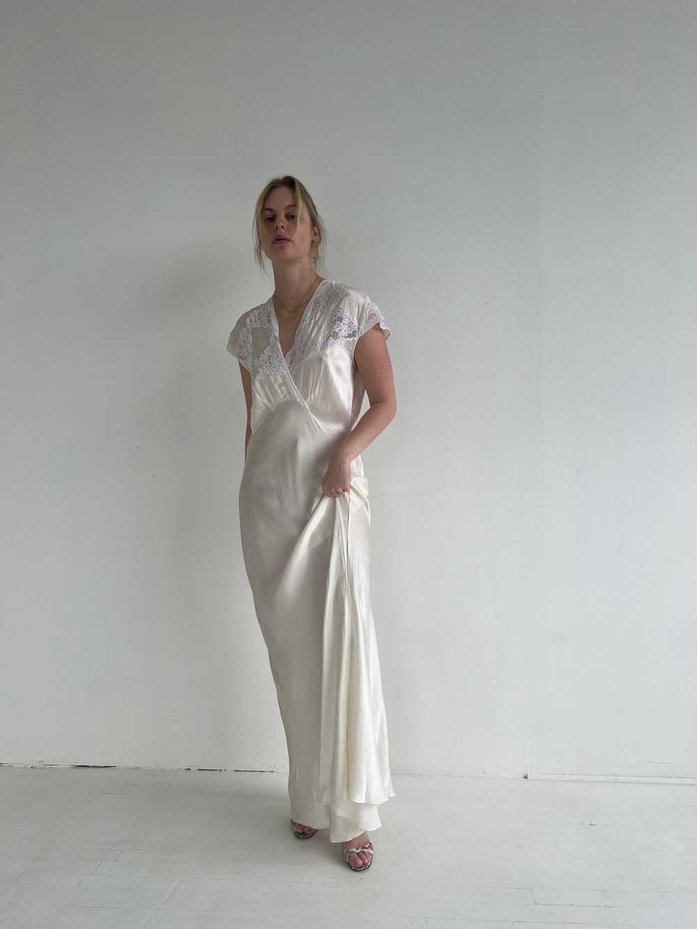 1930's Cream Satin Dress with White Lace - image 2