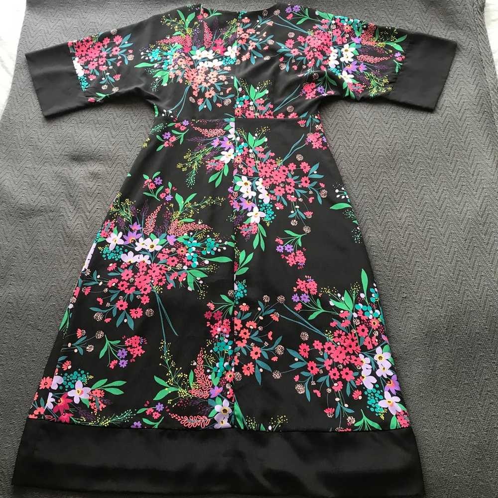 NWOT Trina Turk Black Floral Kimono Style Midi Dr… - image 7