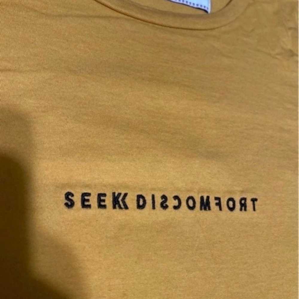 ! Seek Discomfort Yes Theory Medium Shirt - image 2