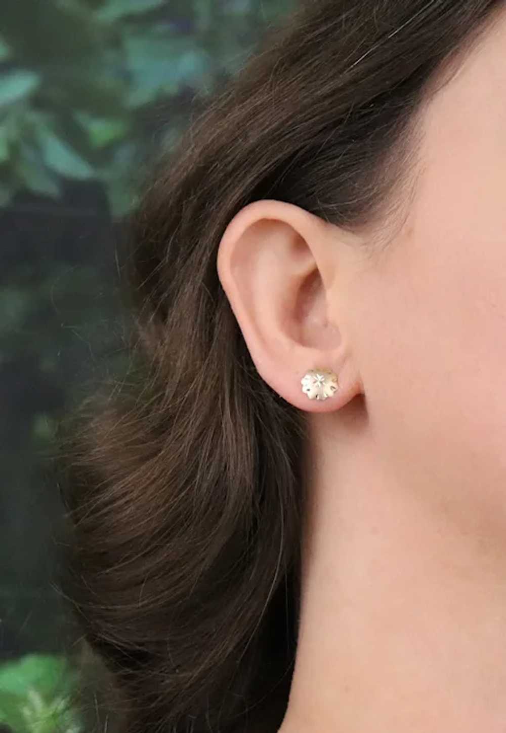 14k Yellow Gold Round Flower Shape Earrings Stud … - image 2