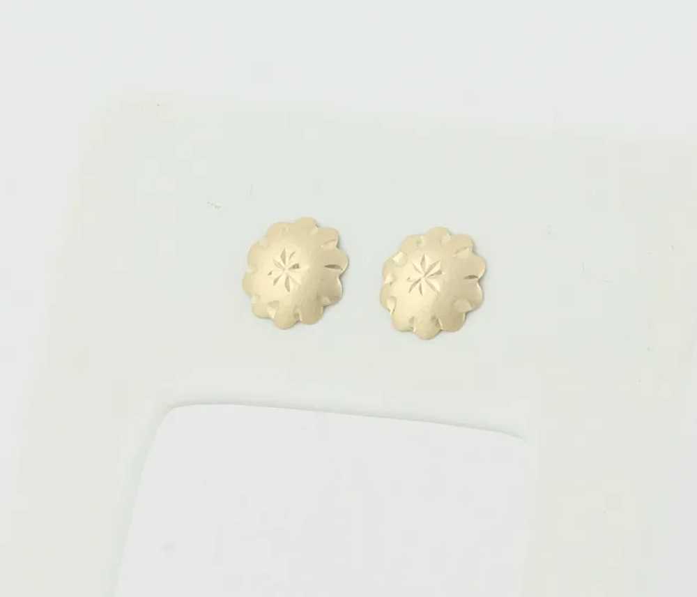 14k Yellow Gold Round Flower Shape Earrings Stud … - image 6