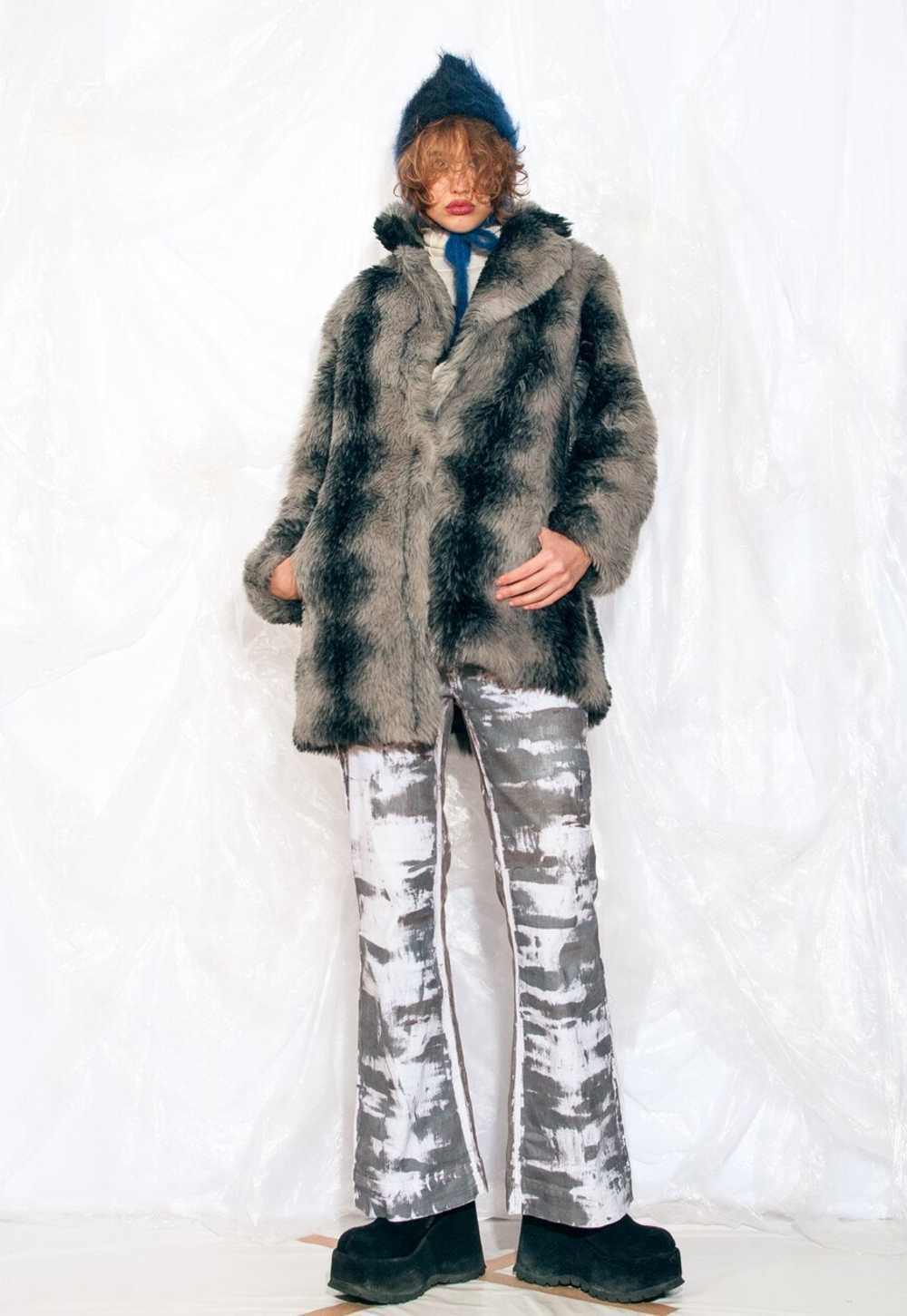 Vintage 90s Winter Coat in Grey Faux Fur - image 4