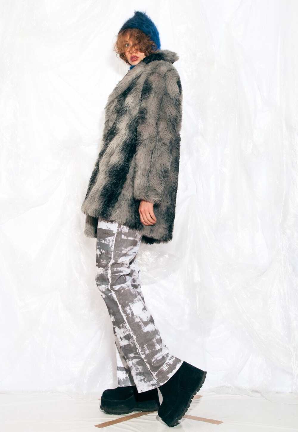 Vintage 90s Winter Coat in Grey Faux Fur - image 5
