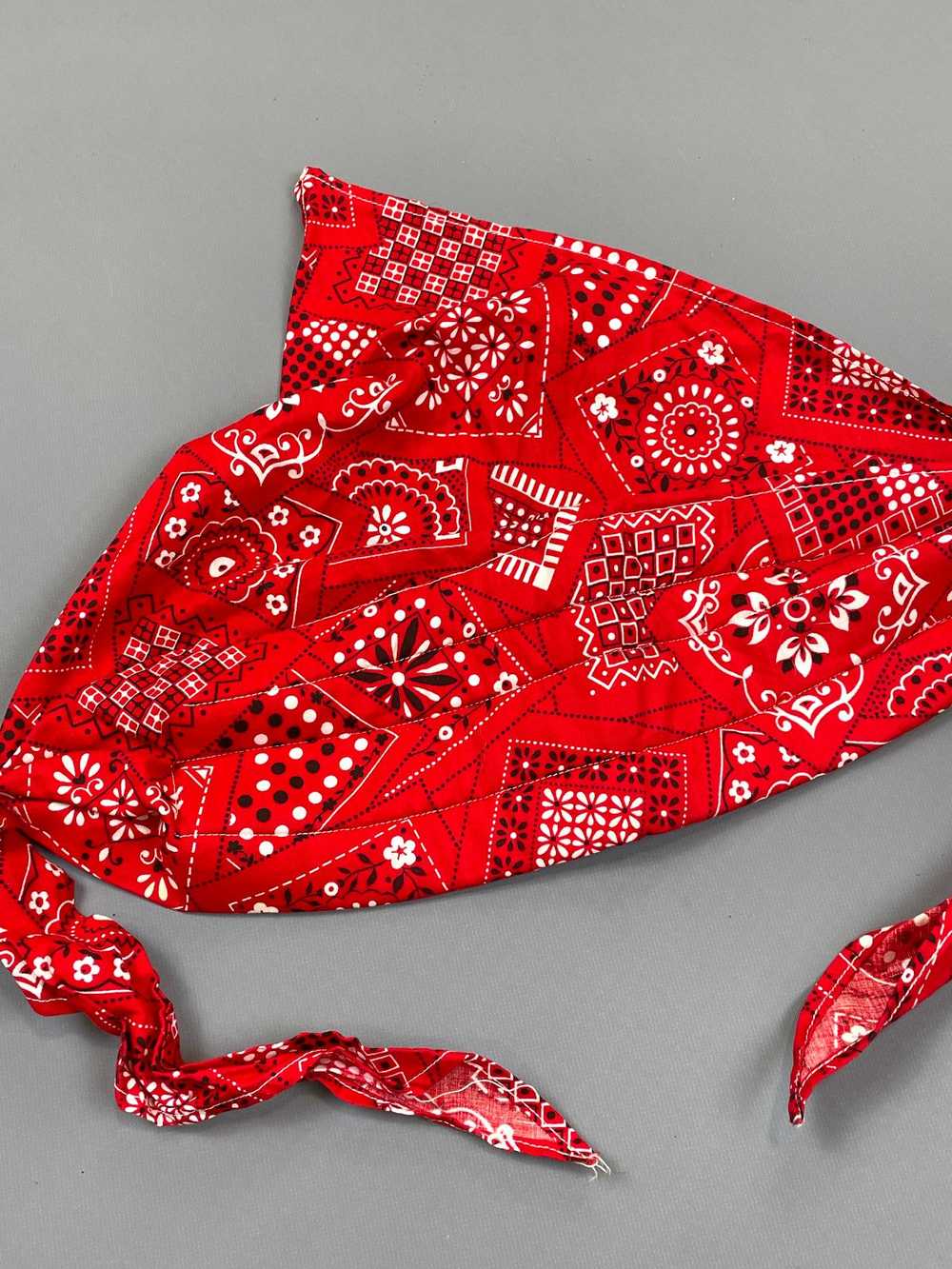 RED PAISLEY PRINT QUILTED & PADDED BANDANA TIE HAT - image 2