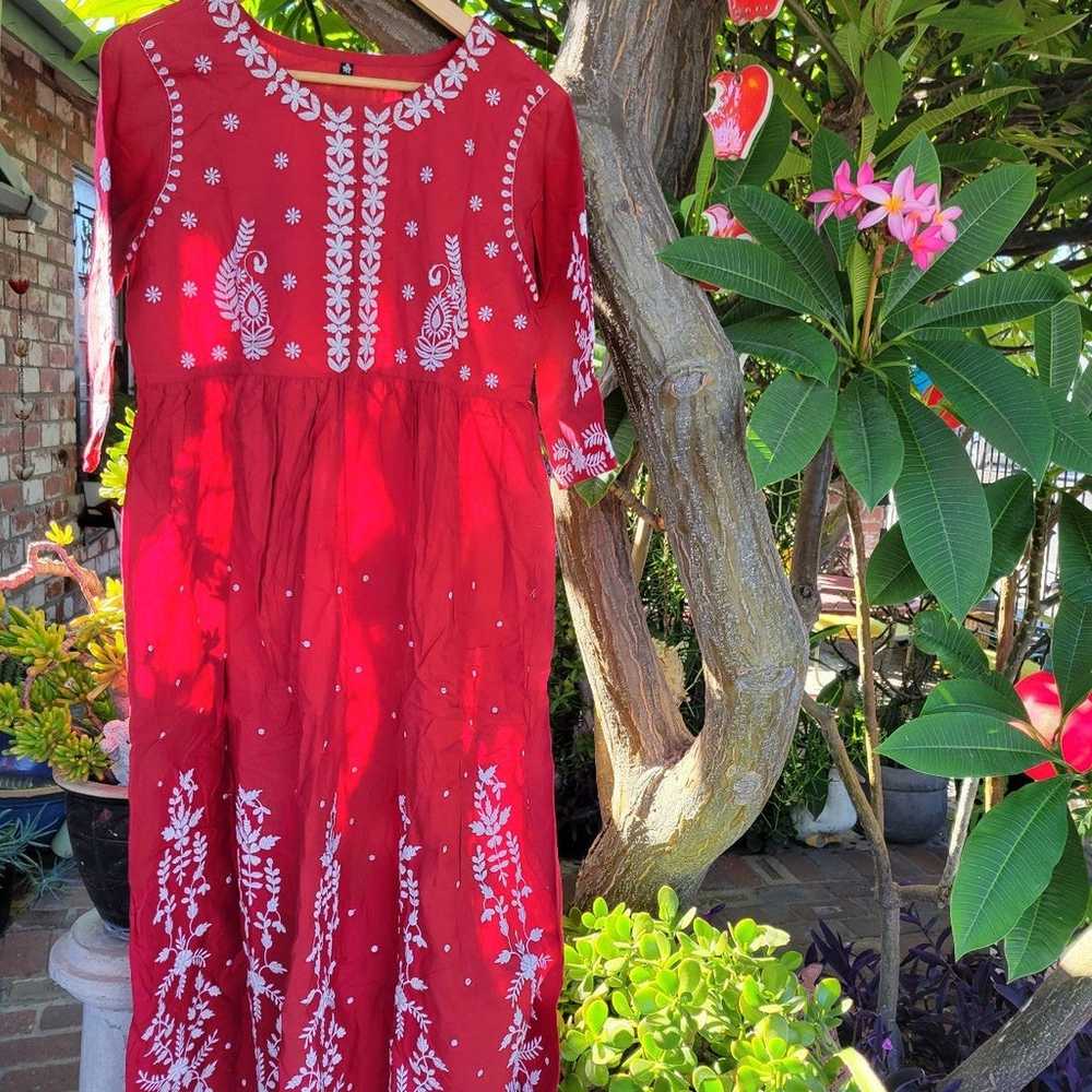red midi dress with embroidery - image 4