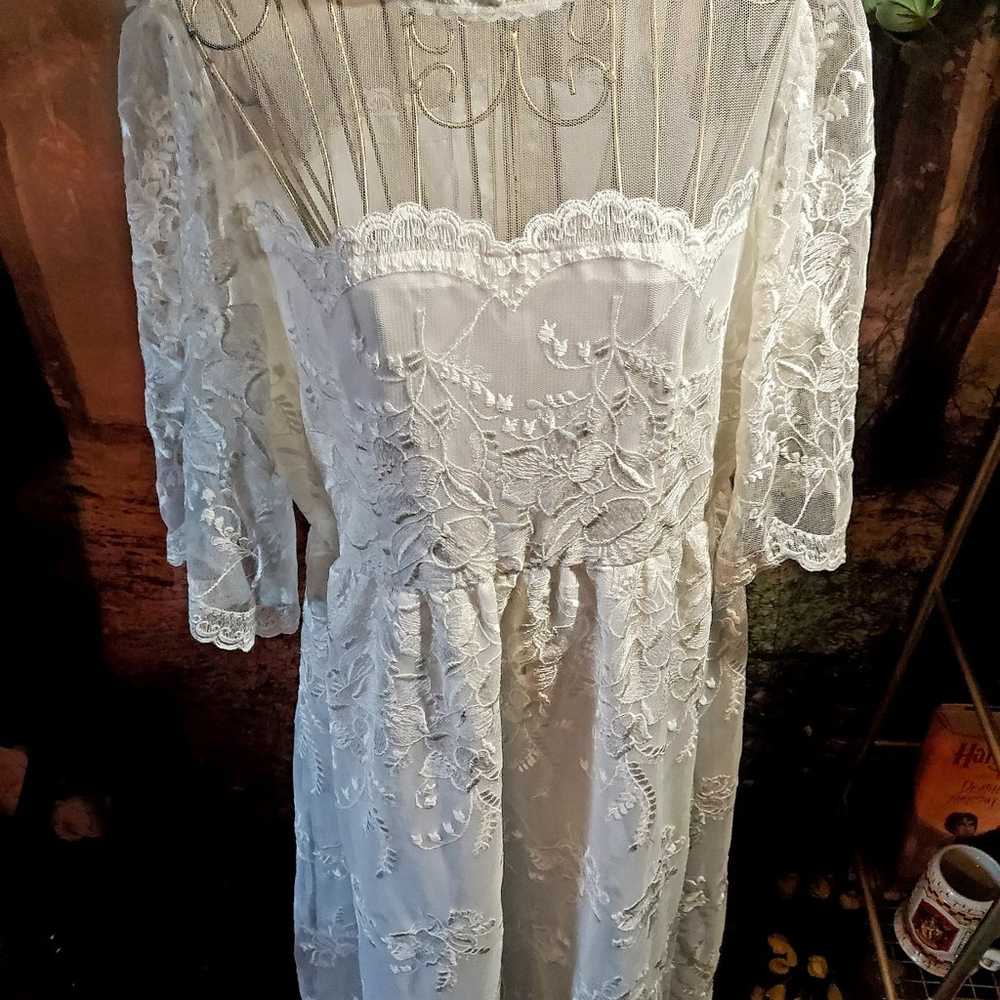 Elegant White Lace Dress - image 2