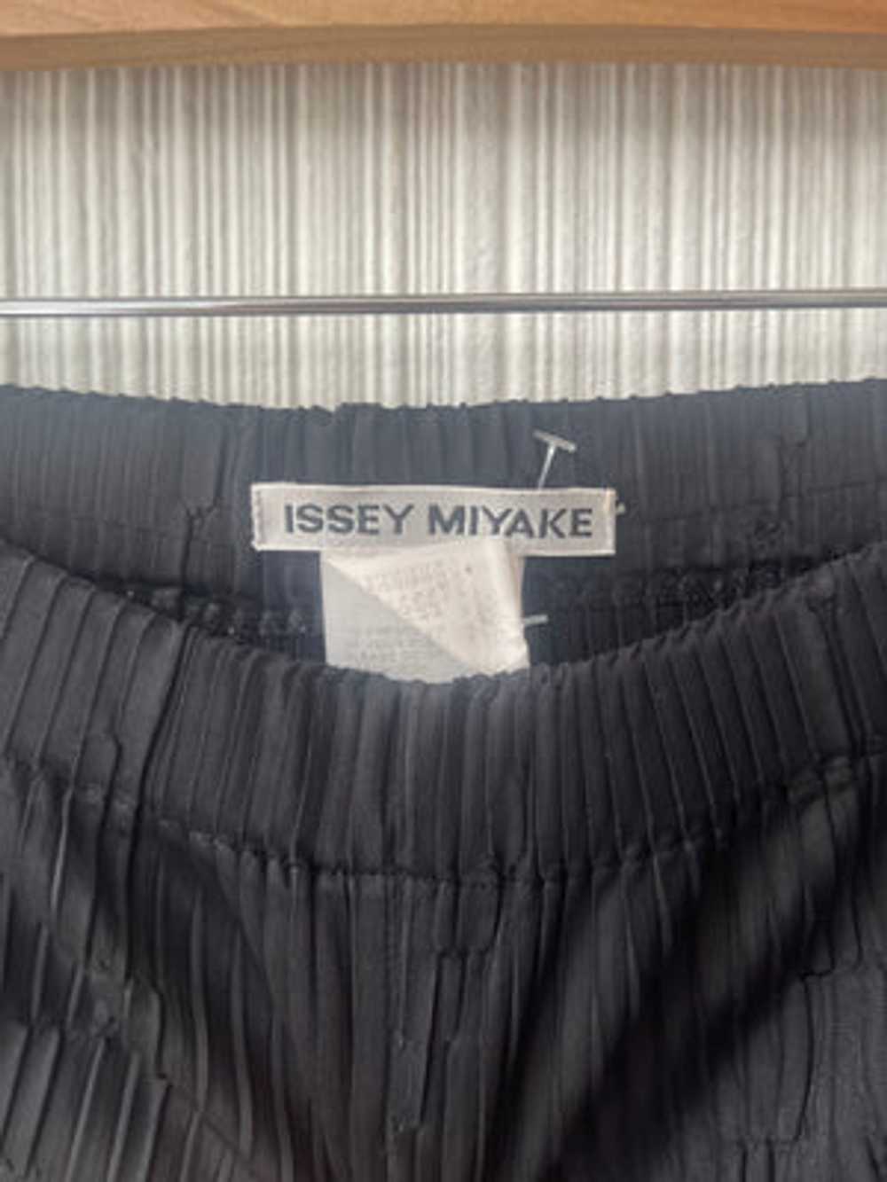 Issey Miyake black geometric pleated pants - image 3