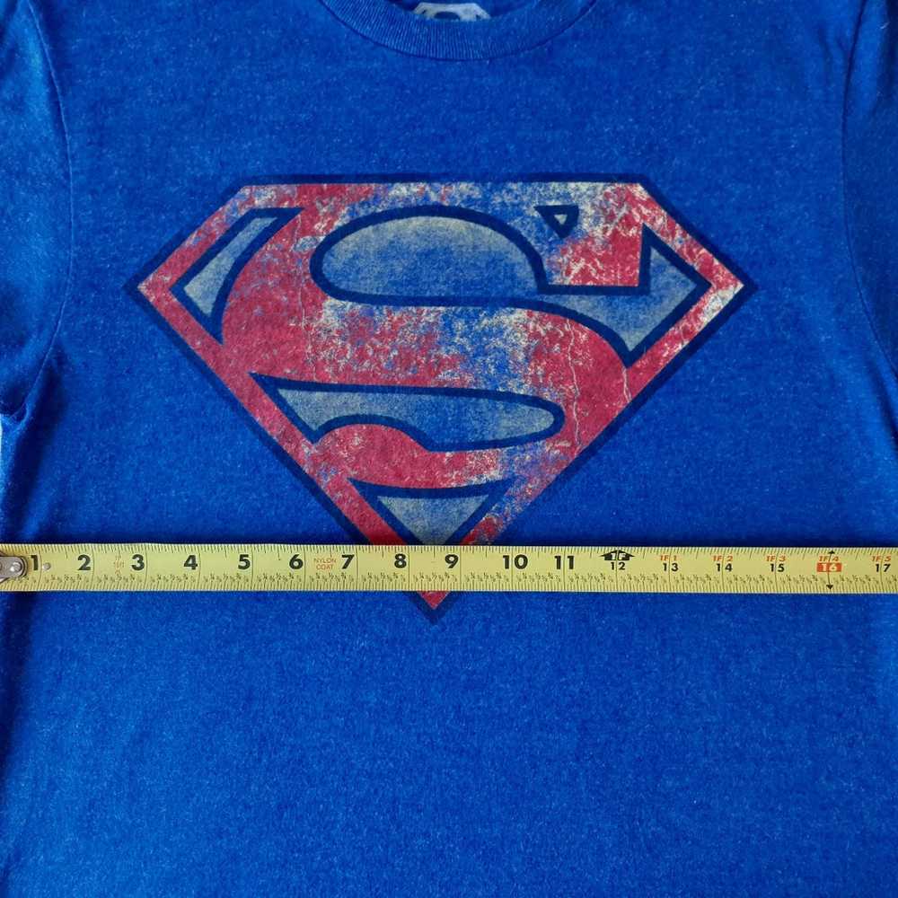 Superman men's blue short sleeve graphic t-shirt … - image 6
