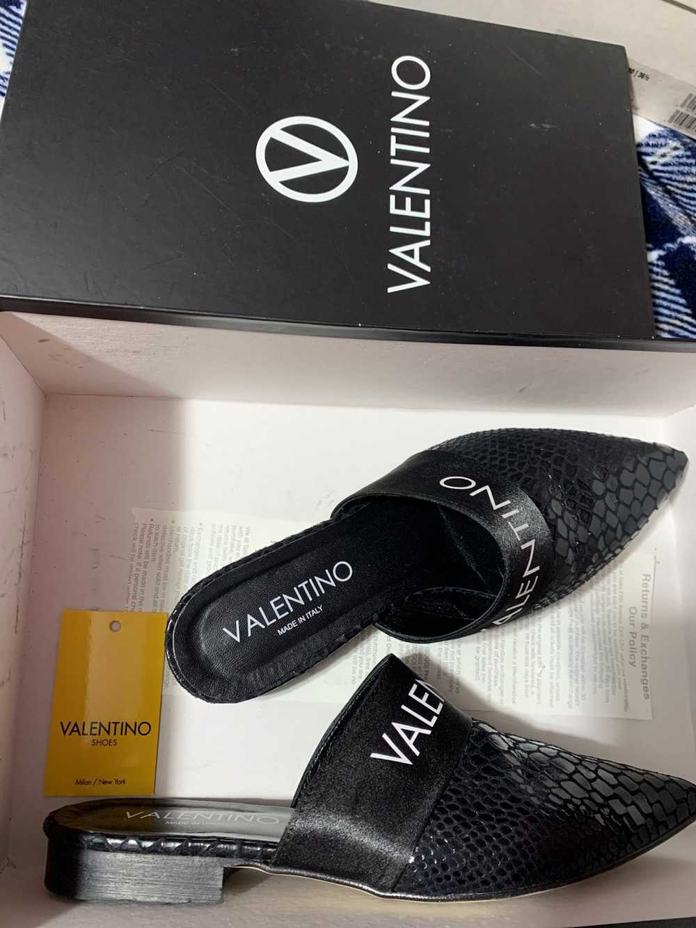 Valentino Valentino Giglio logo embossed snakeski… - image 4