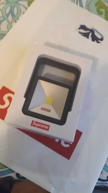 Supreme Supreme Magnetic Kickstand Light