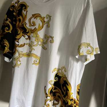 Versace t shirt - image 1