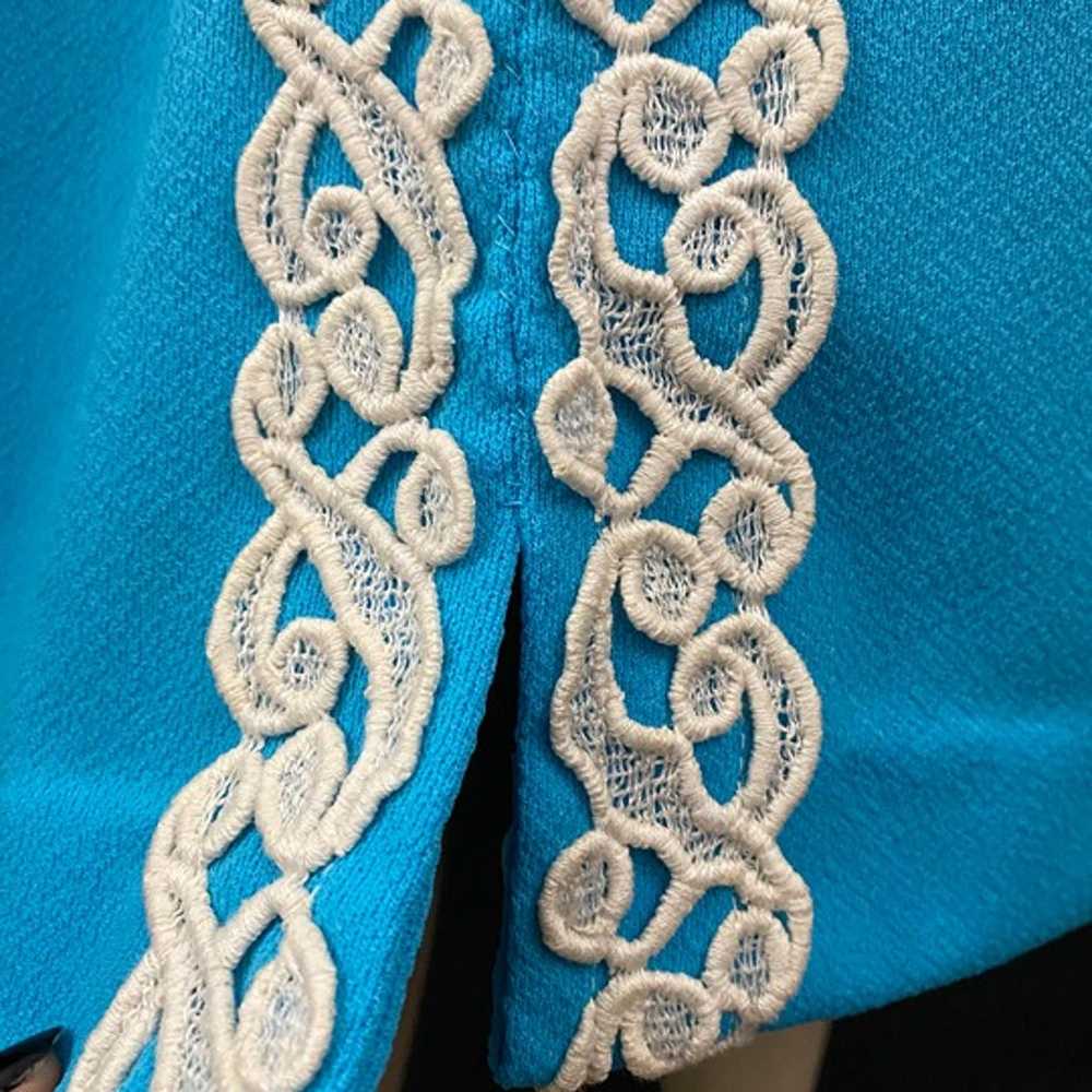60s Sleeveless Embroidered Keyhole Shift Dress - image 4