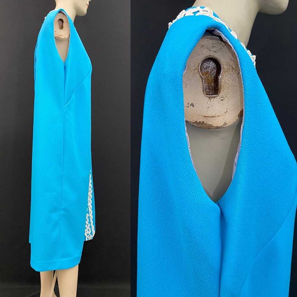 60s Sleeveless Embroidered Keyhole Shift Dress - image 8