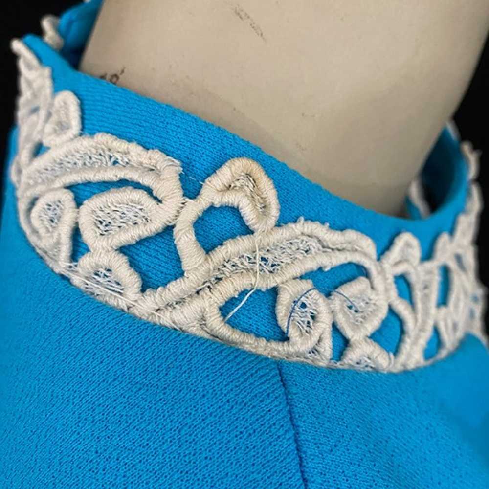 60s Sleeveless Embroidered Keyhole Shift Dress - image 9