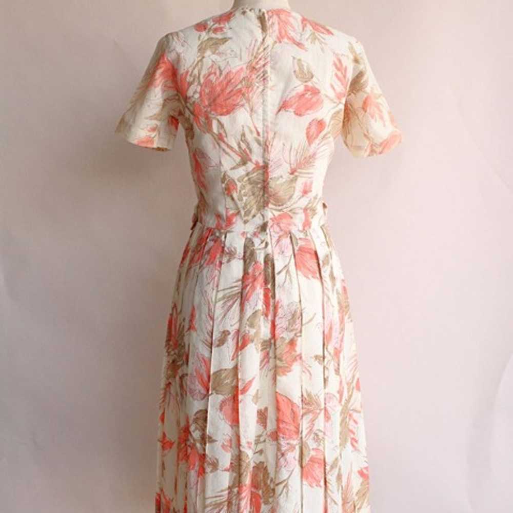 Vintage 1960s Dress / Floral Print With Lucite Bu… - image 10