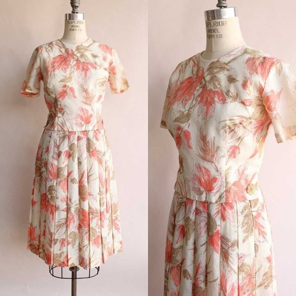 Vintage 1960s Dress / Floral Print With Lucite Bu… - image 1