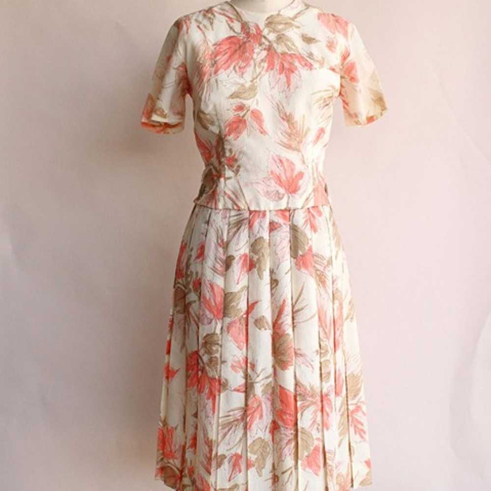 Vintage 1960s Dress / Floral Print With Lucite Bu… - image 2