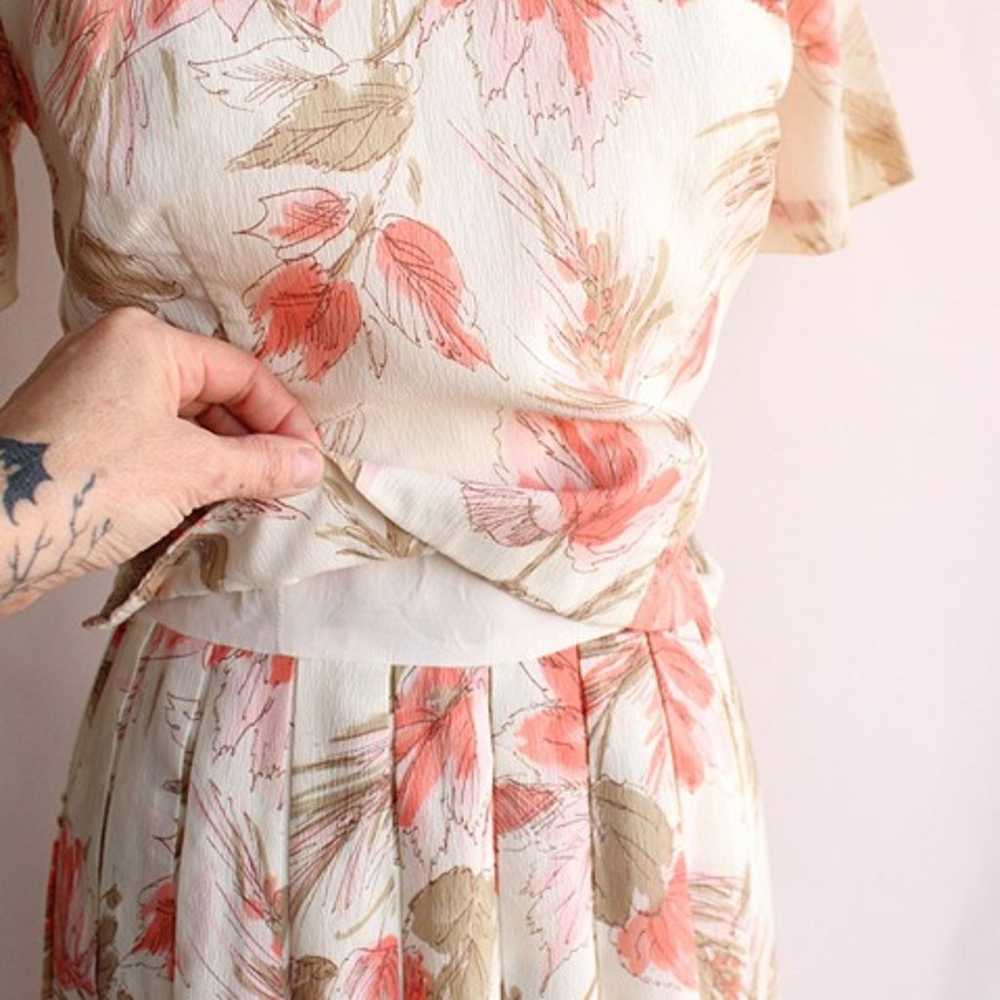 Vintage 1960s Dress / Floral Print With Lucite Bu… - image 4