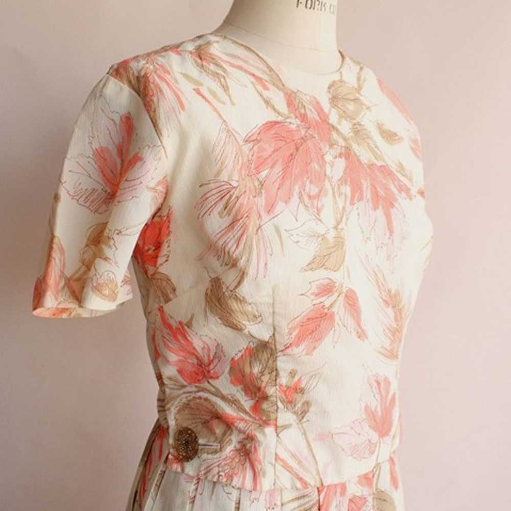 Vintage 1960s Dress / Floral Print With Lucite Bu… - image 5