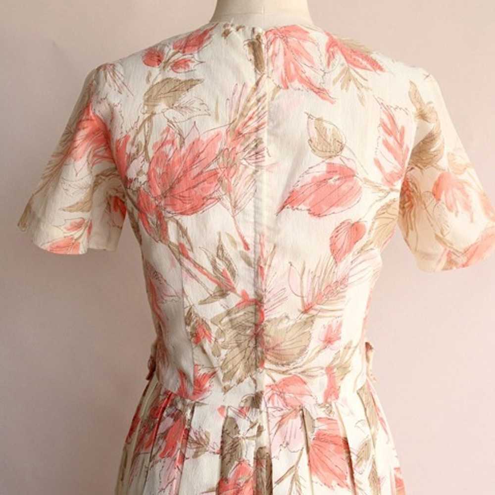 Vintage 1960s Dress / Floral Print With Lucite Bu… - image 9