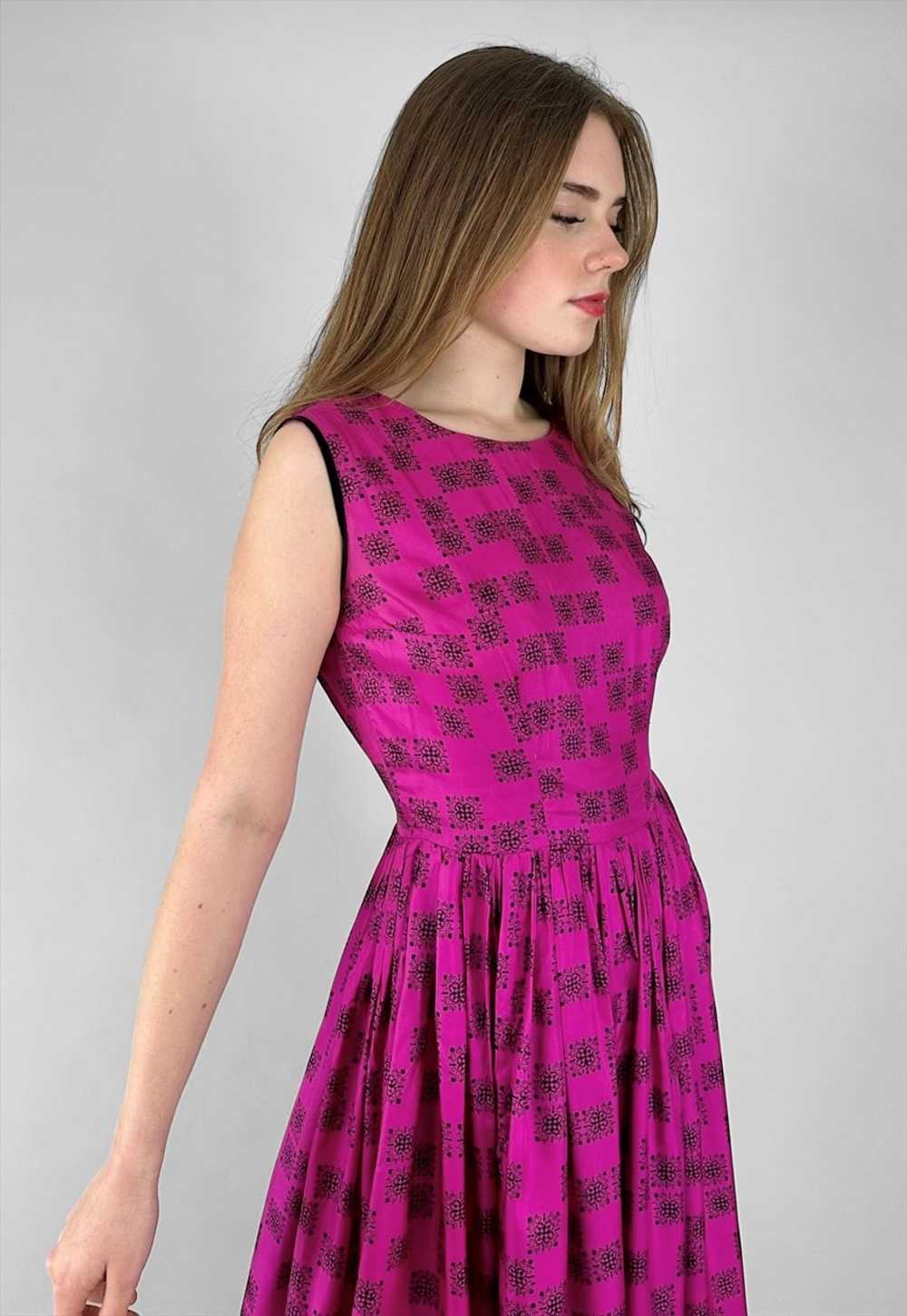 50's Vintage Sleeveless Pink Black Ladies Midi Dr… - image 4