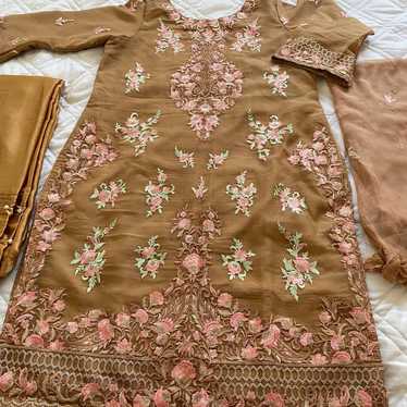 Beautiful Full body Embroidered Salwar Kameez Sui… - image 1