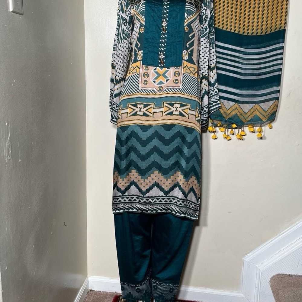 Indian/pakistani 3 piece dress - image 6