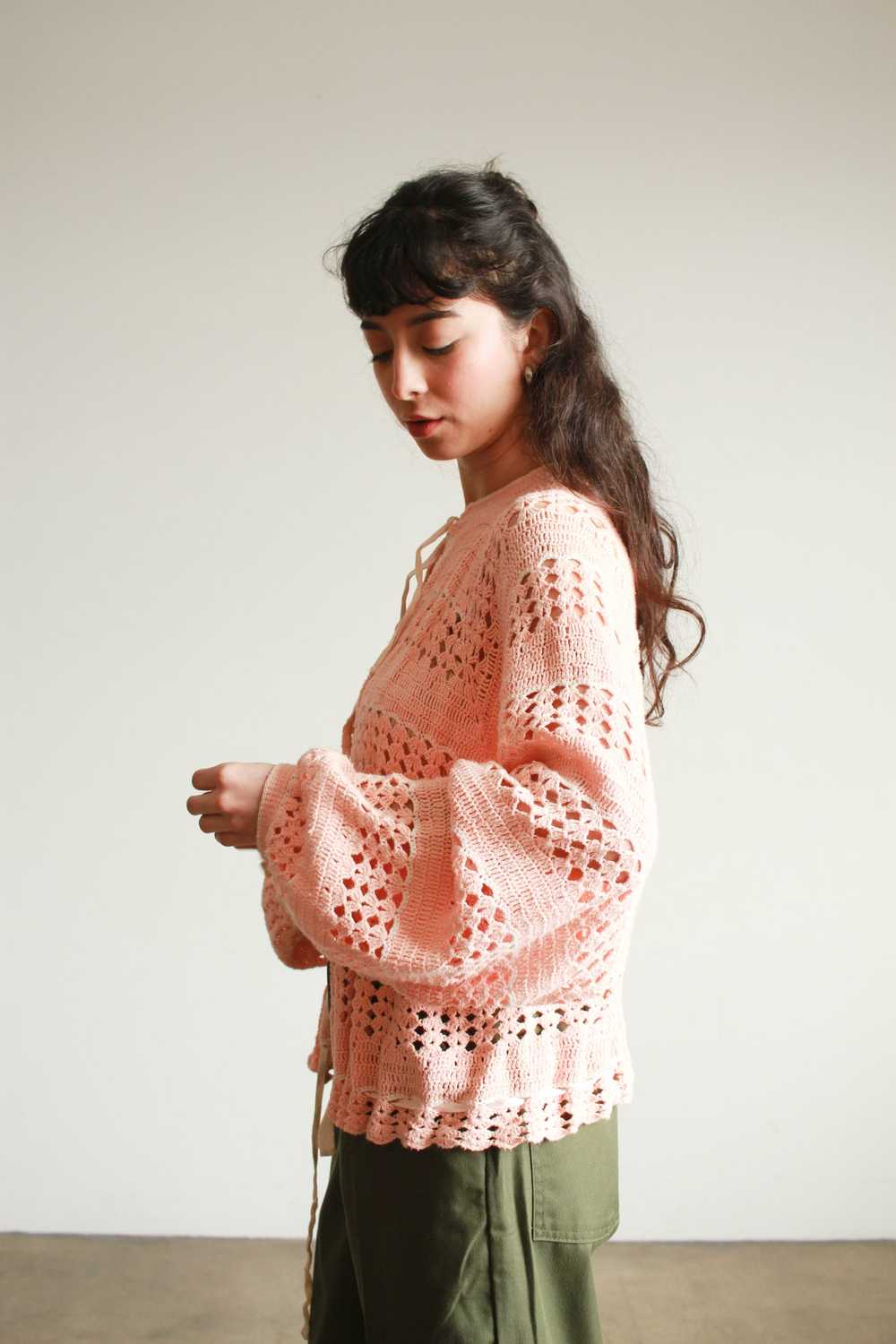 1970s Pink Crochet Knit Balloon Sleeve Cardigan - image 6