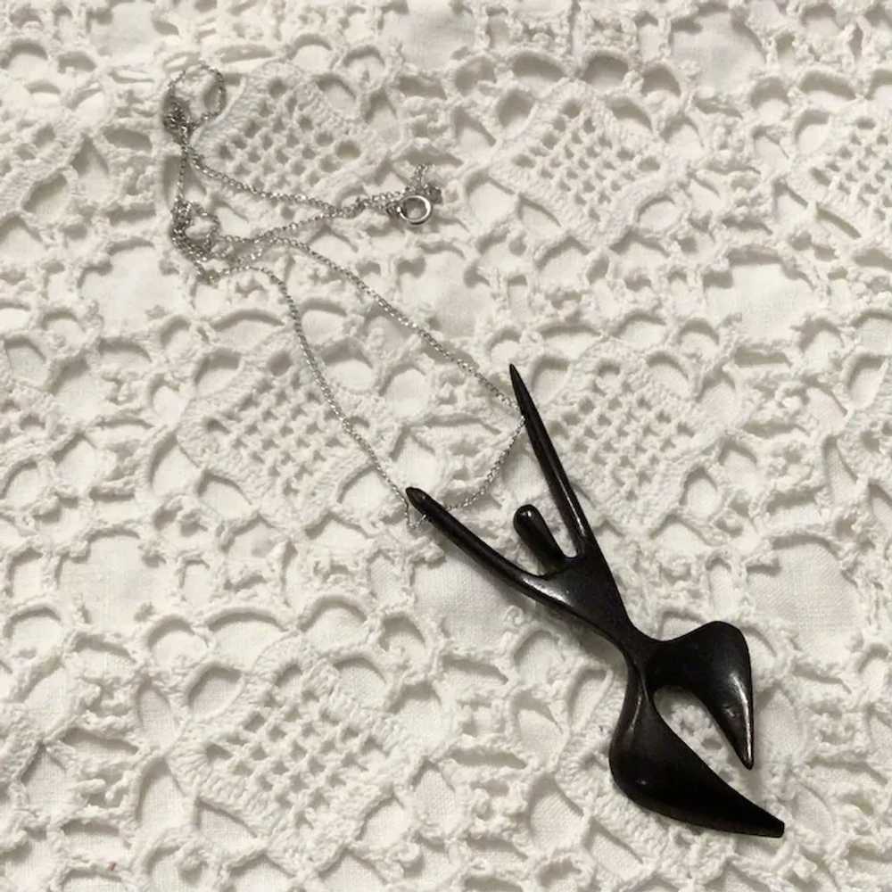 Modernist Lucite Figure Pendant On Silver Tone Ch… - image 4