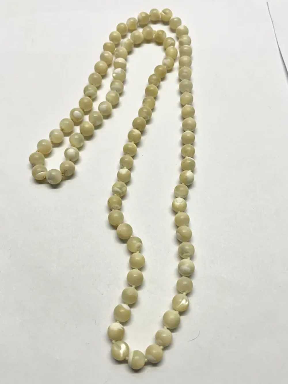 Vintage glass mother of pearl beaded necklace - image 3